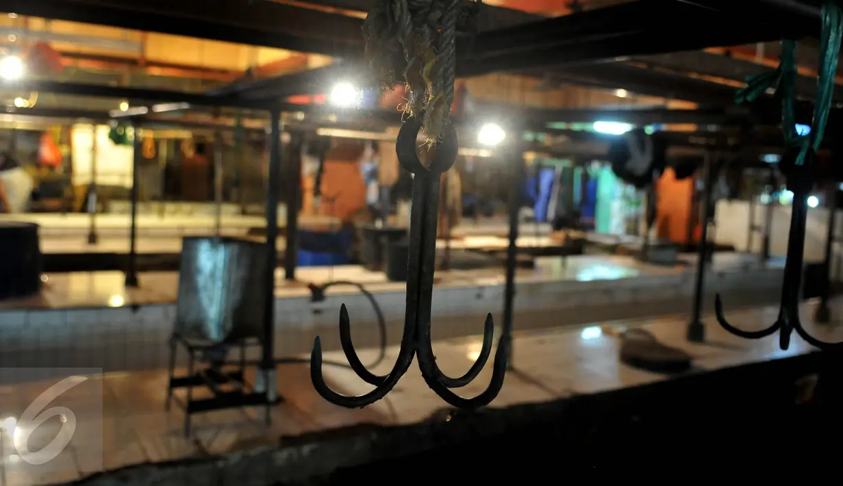 Suasana kios penjual daging yang kosong di Pasar Palmerah, Jakarta, Senin (10/8/2015). Pedagang daging sapi melakukan aksi mogok jualan karena harga daging terus merangkak naik hingga mencapai Rp 130 ribu/kg. (Liputan6.com/Johan Tallo)