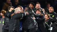Para pemain dan staf pelatih Chelsea merayakan gelar juara Premier League 2016-2017. (AFP/Anthony Devlin)