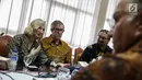 Tamu kehormatan dari AS menemui Utusan Khusus Presiden untuk Dialog dan Kerja Sama Antar-agama dan Peradapan, Din Syamsuddin di Jakarta, Selasa (28/11). Mereka menemui Din dalam rangka mempelajari keragaman di Indonesia. (Liputan6.com/Faizal Fanani)