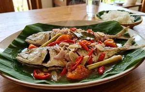 Cara Membuat Ikan Peda Kukus dengan Irisan Bawang, Tomat, dan Cabai