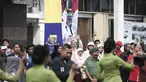 Sejumlah warga mengabadikan kemeriahan atraksi drum band dan pawai budaya di sepanjang Jalan Asia Afrika, Bandung, Rabu (1/6). Lahir Pancasila 1 Juni 2016 dirayakan dengan meriah di Kota Kembang tersebut. (Liputan6.com/Faizal Fanani)