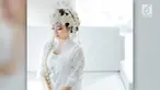Momen pernikahan Adzana Bing Slamet menjadi bahan perbincangan publik. Sebab, saat dilaksanakan momen sungkeman, Adzana berciuman bibir dengan sang ayah.