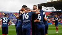 Para pemain Atletico Madrid merayakan gol ke gawang Levante pada laga La Liga di Ciudad de Valencia, Valencia, Minggu (8/5/2016). (AFP/Biel Alino)