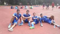 Kiper Persib Bandung Muhammad Ridwan (dua dari kiri) bersama I Made Wirawan dan Deden Natshir. (Bola.com/Erwin Snaz)