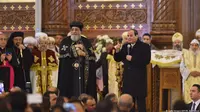 Presiden Mesir Abdel-Fattah el-Sissi (kanan - memegang mic) meresmikan pembukaan katedral terbesar di Timur Tengah pada Minggu, 6 Januari 2019 (AFP/M El Shahed)