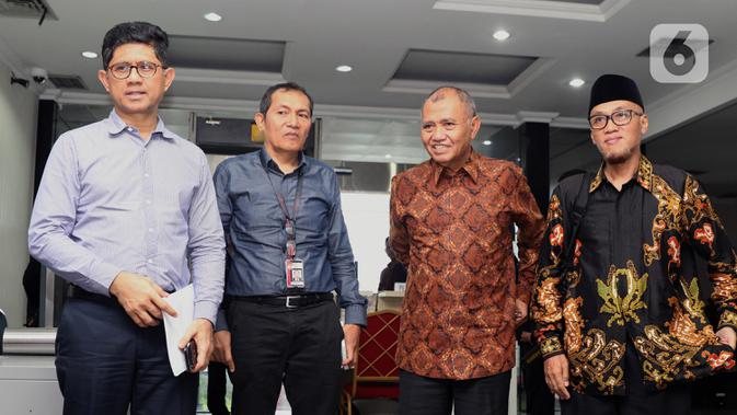 Tiga pimpinan KPK, Laode M Syarif, Saut Situmorang dan Agus Rahardjo (ki-ka) bersiap mengajukan judicial review UU Nomor 19 Tahun 2019 tentang KPK di Gedung MK, Jakarta, Rabu (20/11/2019). Mereka bersama Koalisi Masyarakat Sipil Antikorupsi bakal jadi pemohon. (Liputan6.com/Helmi Fithriansyah)
