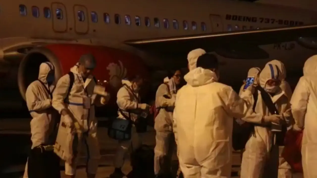 Sebanyak 203 WNI asal Bangladesh tiba di Bandara Internasional Soekarno Hatta, Tangerang, Senin malam, 11 Mei 2020.
