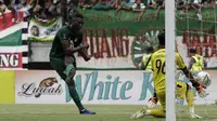 Striker Persebaya Surabaya, Amido Balde, melepaskan tendangan ke gawang Arema FC pada laga final Piala Presiden 2019 di Stadion Gelora Bung Tomo, Selasa (9/4). Kedua tim bermain imbang 2-2. (Bola.com/Yoppy Renato)