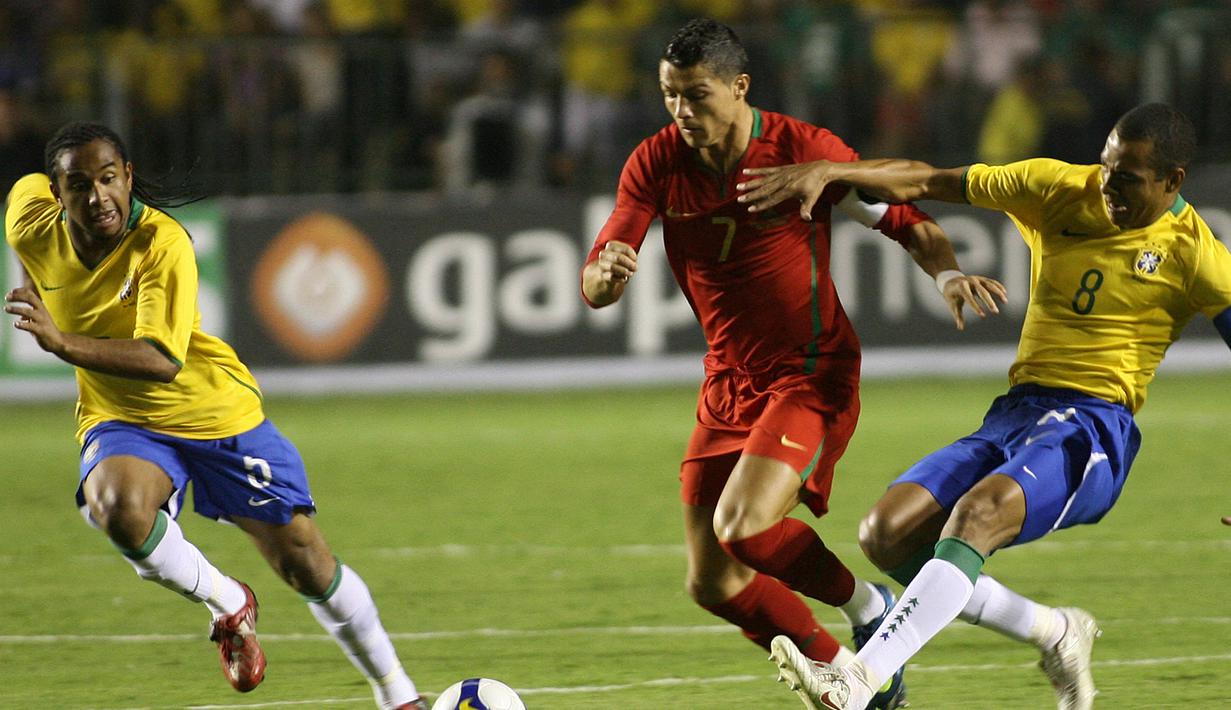 Portugal kalah 2-6 dari Brasil. Kekalahan dalam partai ujicoba internasional yang digelar di Bezerrao Stadium, Brasil, 19 November 2008 menjadi memalukan bagi Cristiano Ronaldo yang saat itu menyandang sebagai penerima Ballon d'Or 2008. Apalagi, tak satu gol pun ia cetak. (AFP/Joedson Alves)