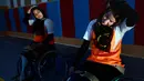Dua orang pemain dari tim basket kursi roda, Kahkashan sedang melakukan pemanasan sebelum bertanding di Provinsi Herat, Afghanistan, Minggu (29/11/2015). (AFP Photo/Aref Karimi).