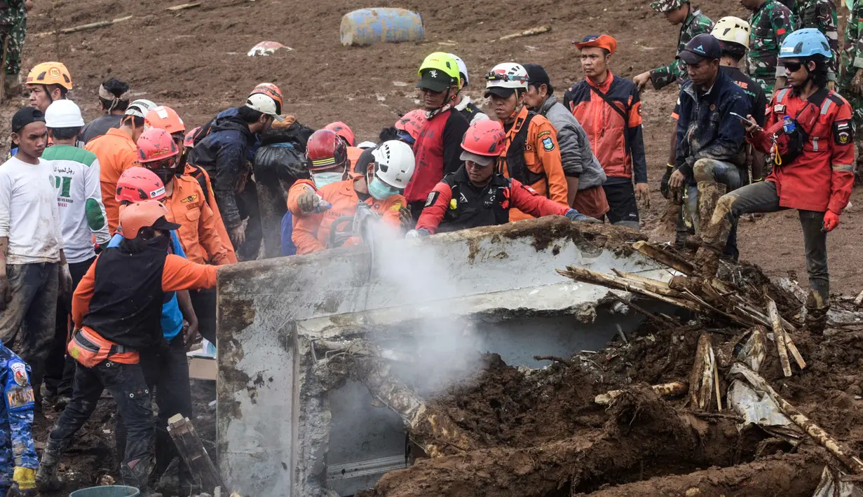 Dari jumlah tersebut, 23 orang dinyatakan selamat. Tampak dalam foto, tim penyelamat mencari korban tanah longsor di Desa Pasirlangu, Kecamatan Cisarua, Kabupaten Bandung Barat, Jawa Barat pada Minggu 25 Januari 2026. (Timur Matahari/AFP)