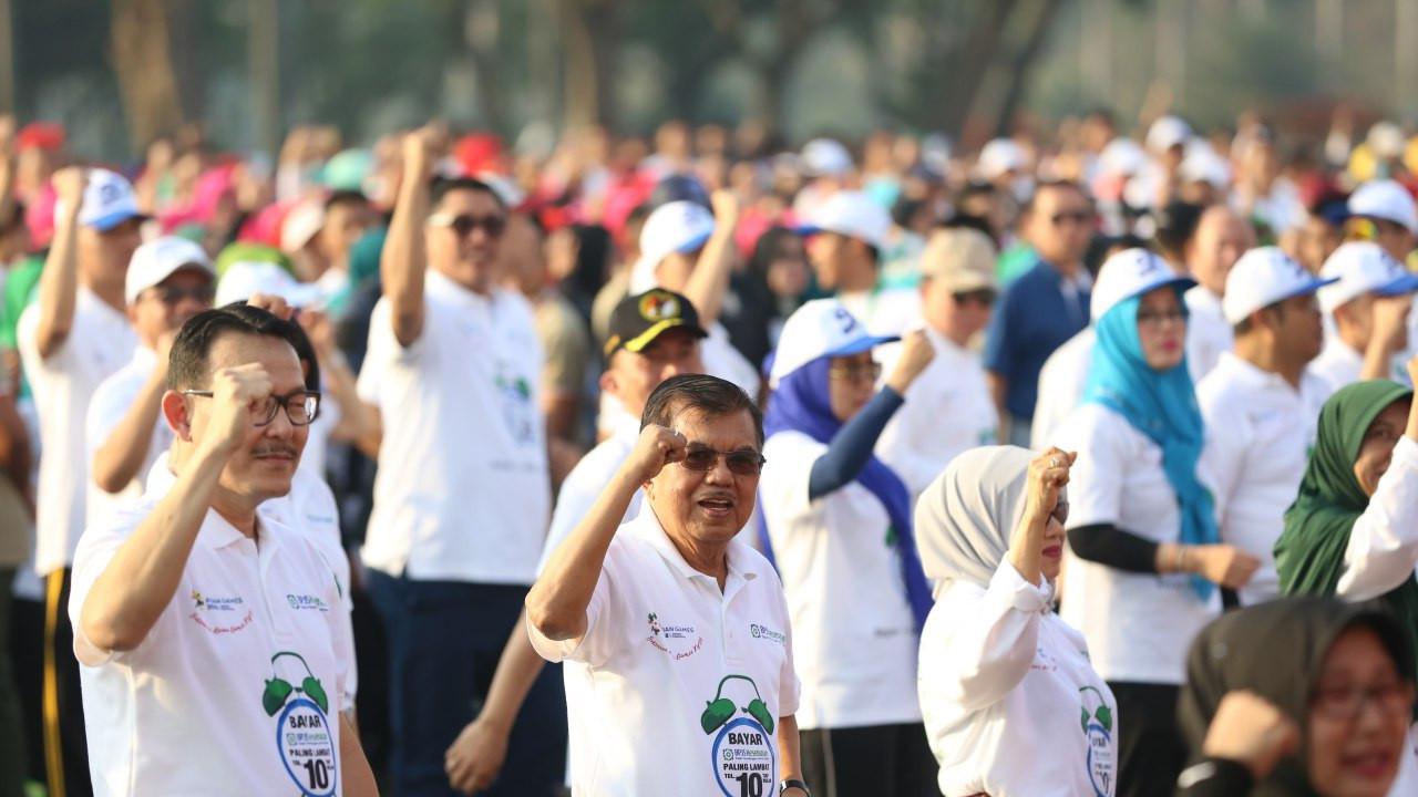Wakil Presiden RI Jusuf Kalla (JK) beserta jajaran direksi BPJS Kesehatan, dan belasan ribu peserta JKN-KIS senam bersama pada Minggu, 29 Juli 2018 di Lapangan Monas, Jakarta. ( Foto: Humas BPJS Kesehatan)