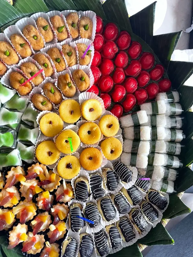 6 Gaya Melokal Aktris Thailand Davika Hoorne Pakai Kebaya sambil Makan Jajanan Pasar saat Tiba di Jakarta