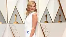 Model Karlie Kloss berpose di karpet merah ajang penghargaan Piala Oscar 2017 di Los Angeles, Minggu (26/2). Model berusia 24 tahun ini terlihat menambahkan pita biru pada bagian pinggang gaun putih polosnya. (Photo by Jordan Strauss/Invision/AP)