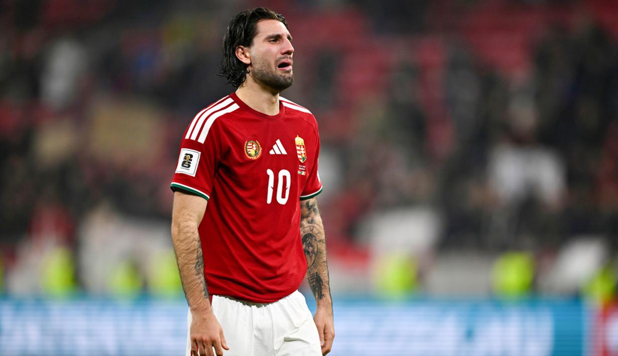 Pemain Hungaria, Dominik Szoboszlai, tak kuasa menahan tangis setelah ditaklukkan Irlandia dalam pertandingan Grup F Kualifikasi Piala Dunia 2026 di Stadion Puskas Arena, Budapest, Senin (17/11/2025) dini hari. (AP Photo/Denes Erdos)