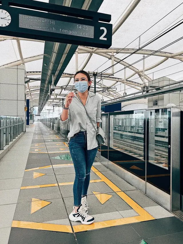6 Momen Amanda Manopo Reuni Bareng Sahabat SMP, Seru Naik MRT