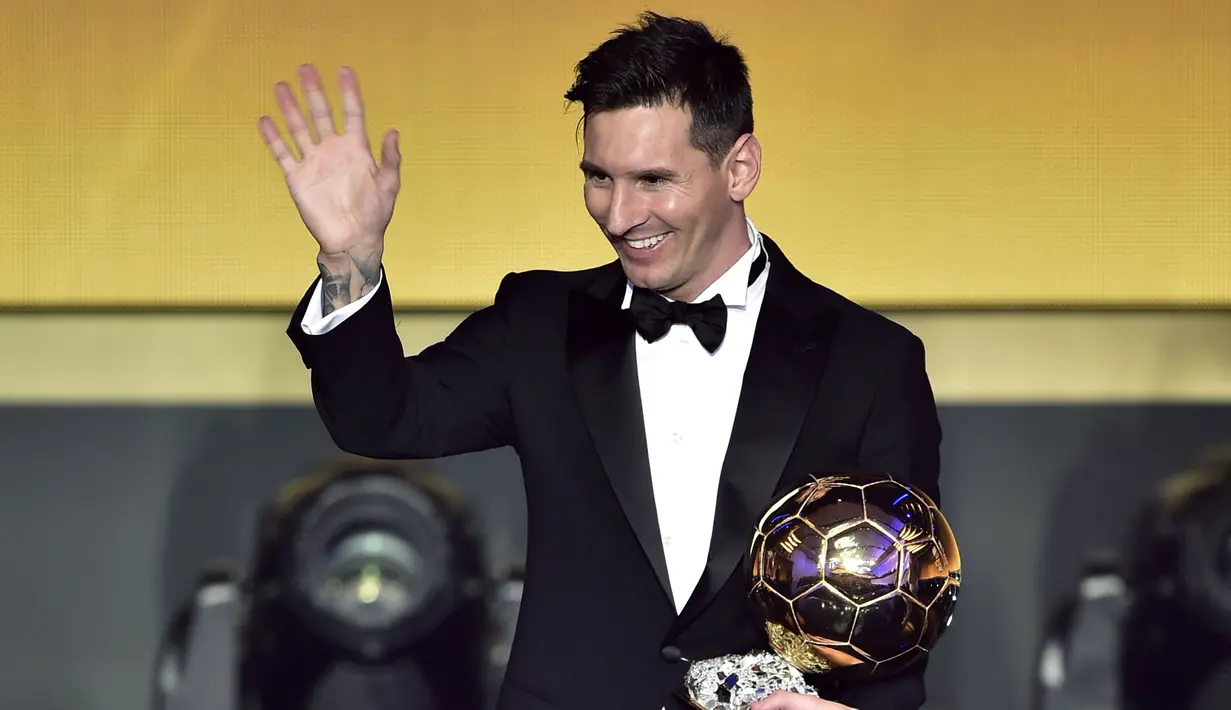  Lionel Messi saat menerima Penghargaan Ballo d'Or 2015 di Zurich, Selasa (12/1/2016) dini hari WIB. Messi meraih Ballon d'Or terbanyak yaitu lima penghargaan. (AFP Photo/Fabrice Coffrini)