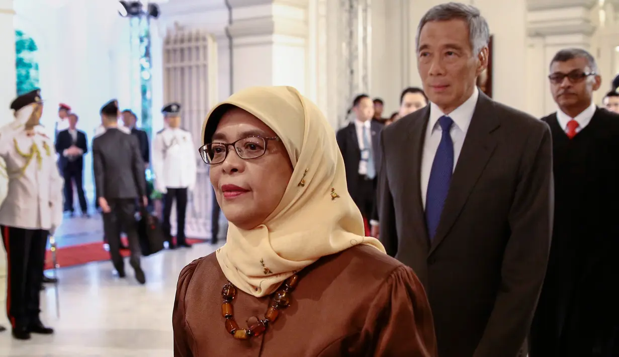 Halimah Yacob bersama PM Singapura, Lee Hsien Loong bersiap mengikuti upacara peresmian menjadi Presiden Singapura di Istana Kepresidenan Singapura, (14/9). Halimah Yacob menjadi Presiden Singapura kedelapan. (Wallace Woon/Pool Photo via AP)