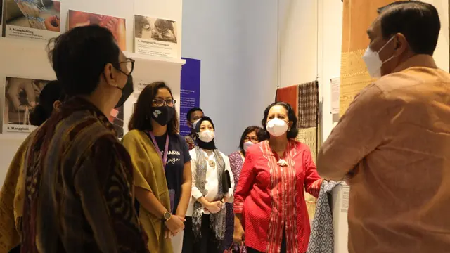 Potret Menko Luhut Kunjungi Pameran Adiwastra Nusantara 2022
