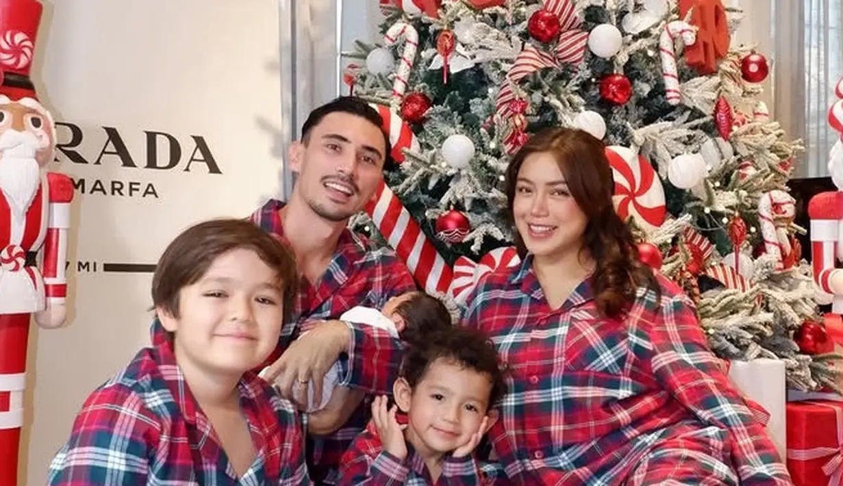 <p>Jessica Iskandar kompak mengenakan piyama kotak-kotak warna merah dengan suami dan ketiga anak-anaknya. Keluarga ini pun berfoto di depan pohon natalnya tahun ini. [@inijedar]</p>
