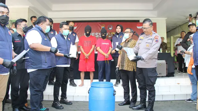 Empat tersangka yang ditangkap polisi beserta sabu sabu