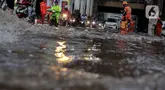 Sejumlah kendaraan melintasi genangan air di kawasan Pasar Cipulir, Jakarta Selatan, Selasa (5/11/2024). (Liputan6.com/Angga Yuniar)