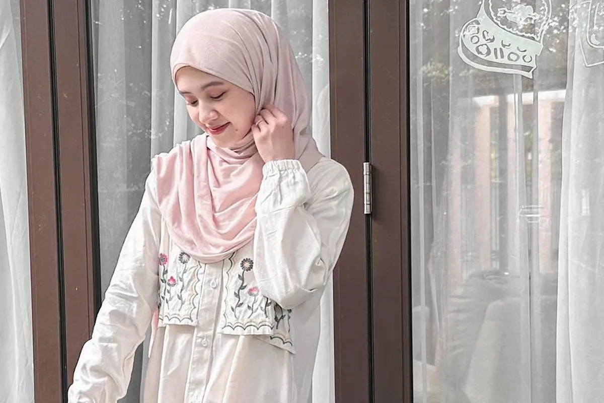 6 Gaya Berhijab Selebgram Adinda Amira, Inspirasi Busana Pastel yang Lembut