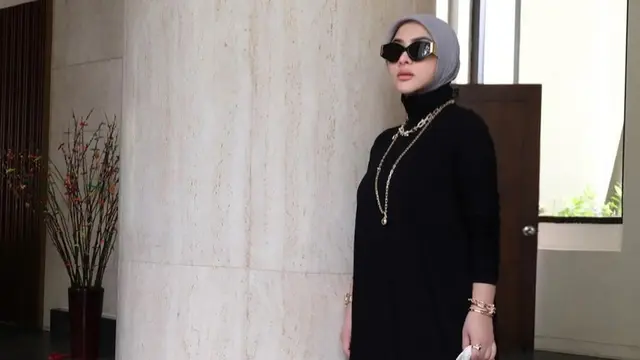 Gaya Kasual Syahrini Pakai Kalung dan Gelang Rp 1,3 Miliar Ini Curi Perhatian