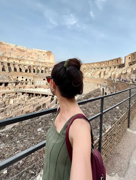 Rambutnya ditata model bun dengan kunciran warna senada dengan bajunya. [Foto: IG/yukikt].