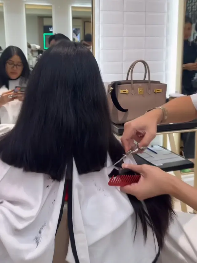 Rambut Baru Menantu Jokowi Erina Gudono. [@warisirwanteam]