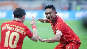 Selebrasi Rizky Ridho (kanan) bersama Gustavo Franca usai mencetak gol ke gawang Persita Tangerang&nbsp;pada pertandingan pekan perdana BRI Super League 2025/2026 di Jakarta International Stadium, Minggu (10/8/2025). (Bola.com/M. Iqbal Ichsan)