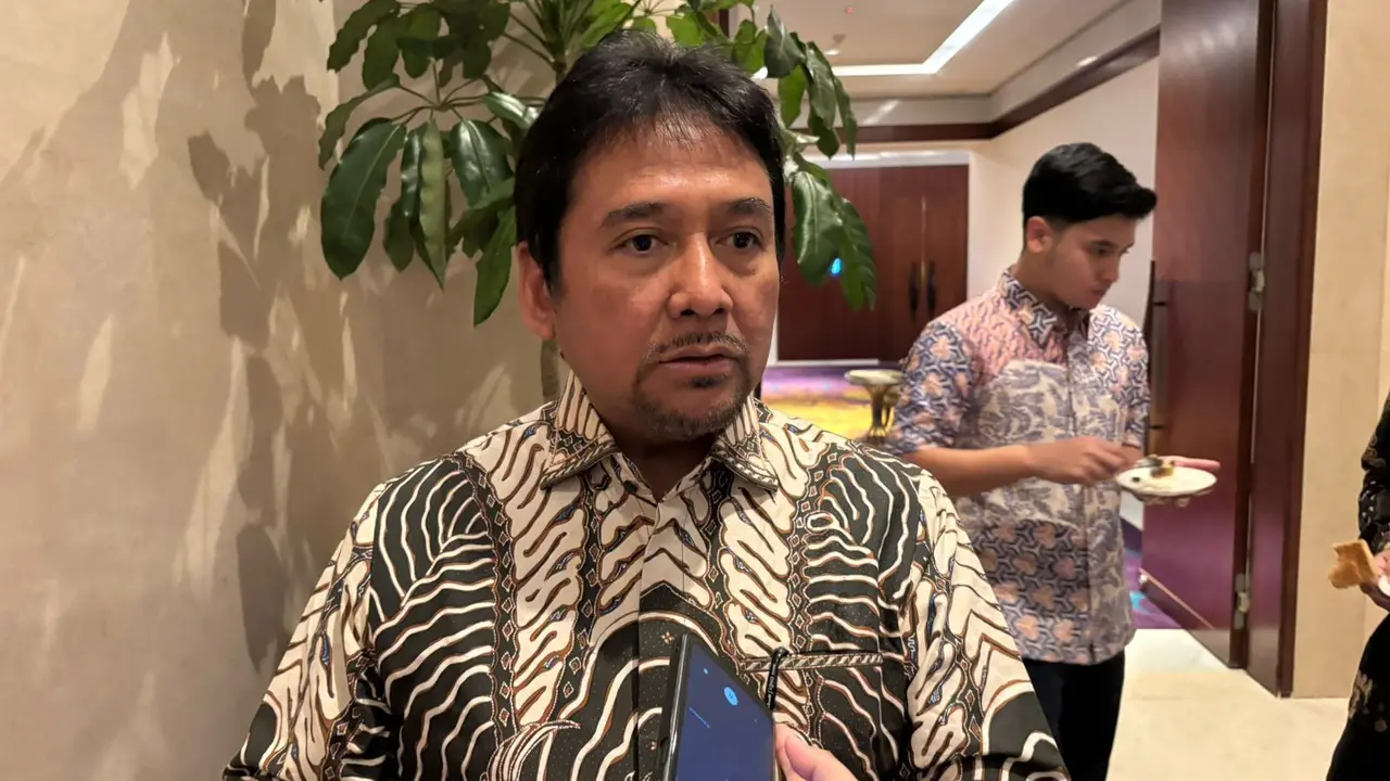 Ketua Umum Perhimpunan Hotel dan Restoran Indonesia (PHRI), Hariyadi B. Sukamdani di Raffles Hotel, Jakarta Selatan, Selasa (10/12/2024). (Tira/Liputan6.com)