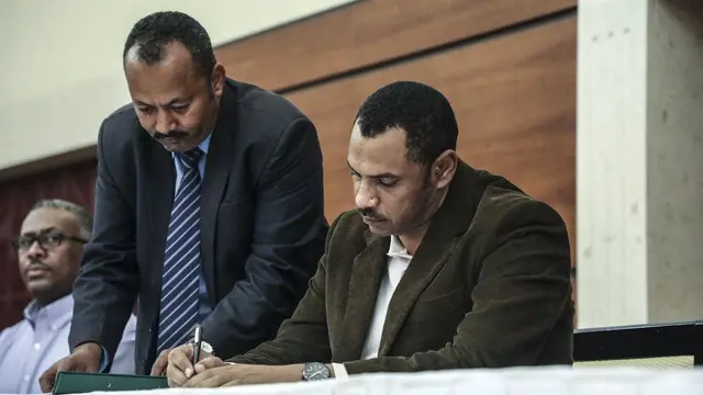 Pemimpin gerakan pro-demokrasi Sudan Ahmad al-Rabiah menandatangani dokumen pembagian kekuasaan dengan dewan militer yang berkuasa di Khartoum, Sudan, Rabu, 17 Juli 2019.