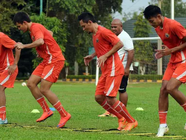 Pemain Persija melakukan latihan kelincahan di Lapangan Yon Zikon 14, Jakarta, Senin (11/7/2016). Latihan ini persiapan jelang laga melawan Persib (16/7) di lanjutan Torabika Soccer Championship presented by IM3 Ooredoo. (Liputan6.com/Helmi Fithriansyah)