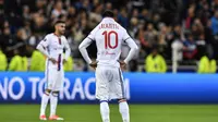 Lacazette lesu karena gagal bawa Lyon ke Final Liga Europa (PHILIPPE DESMAZES / AFP)