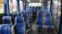 Bagian dalam bus TransJabodetabek Premium di Mega City, Bekasi Barat, Senin  (12/3). Bus premium tersebut menggunakan tempat duduk dari busa yang lebar dengan konfigurasi menghadap depan untuk kenyamanan. (Liputan6.com/Arya Manggala)