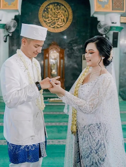Pasangan ini kompak mengenakan busana pengantin berwarna putih. [Foto: IG/rendykusdianaa].