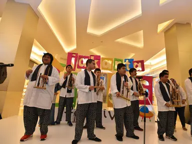 Sejumlah anak dengan autisme memainkan angklung dalam rangkaian acara Jakarta Kids Festival di Jakarta, Minggu (30/11/2014).(Liputan6.com/Faizal Fanani)  