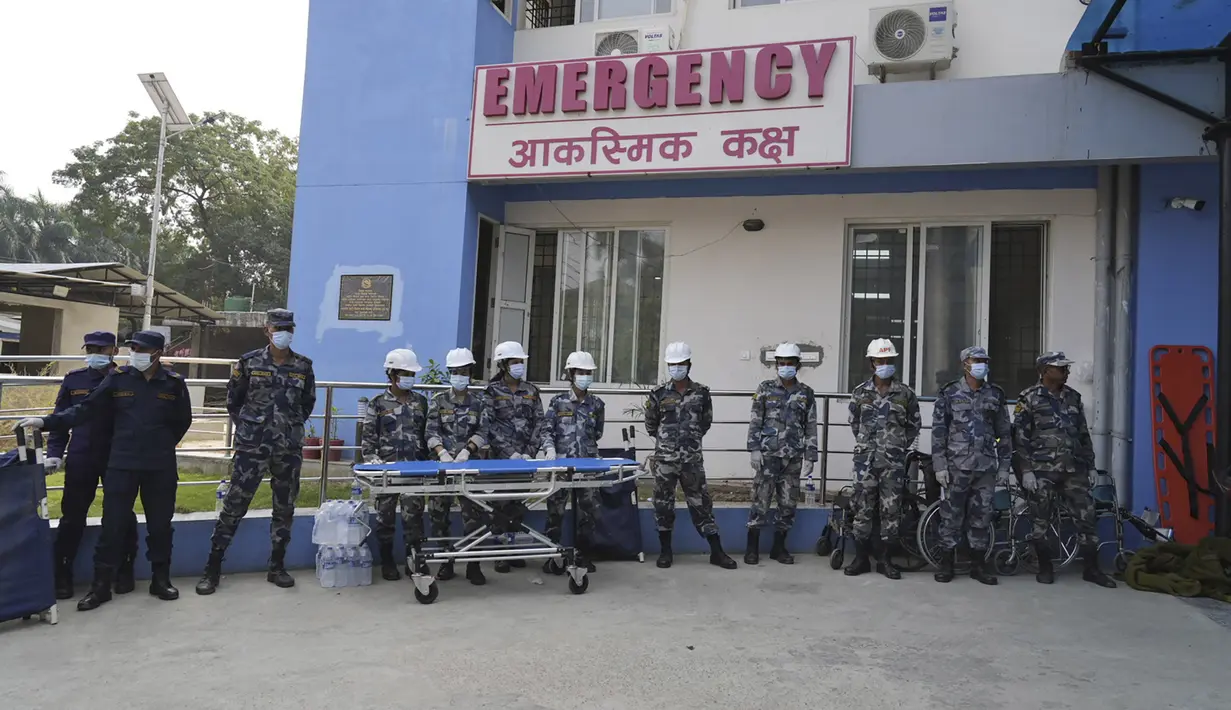 Gempa yang terjadi ketika banyak orang sedang tertidur di rumah mereka, terasa di ibu kota India, New Delhi, yang berjarak lebih dari 800 kilometer (500 mil). (AP Photo/Niranjan Shrestha)
