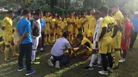 Pemain Semen Padang mendapat kursus singkat Bantuan Hidup Dasar seusai latihan pada Kamis (19/10/2017). (Bola.com/Arya Sikumbang)