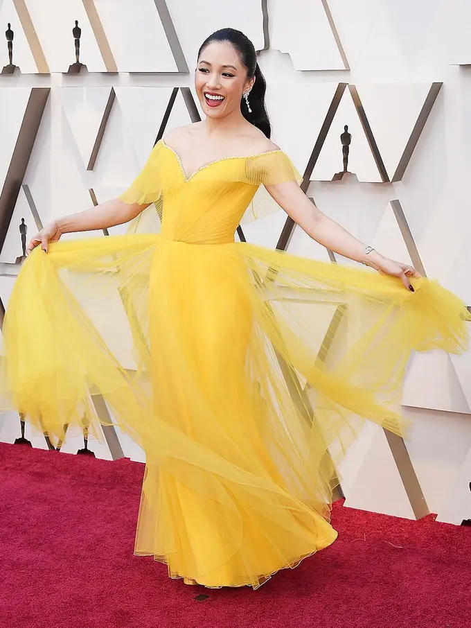 Alasan Constance Wu Pakai Gaun Kuning di Oscar 2019