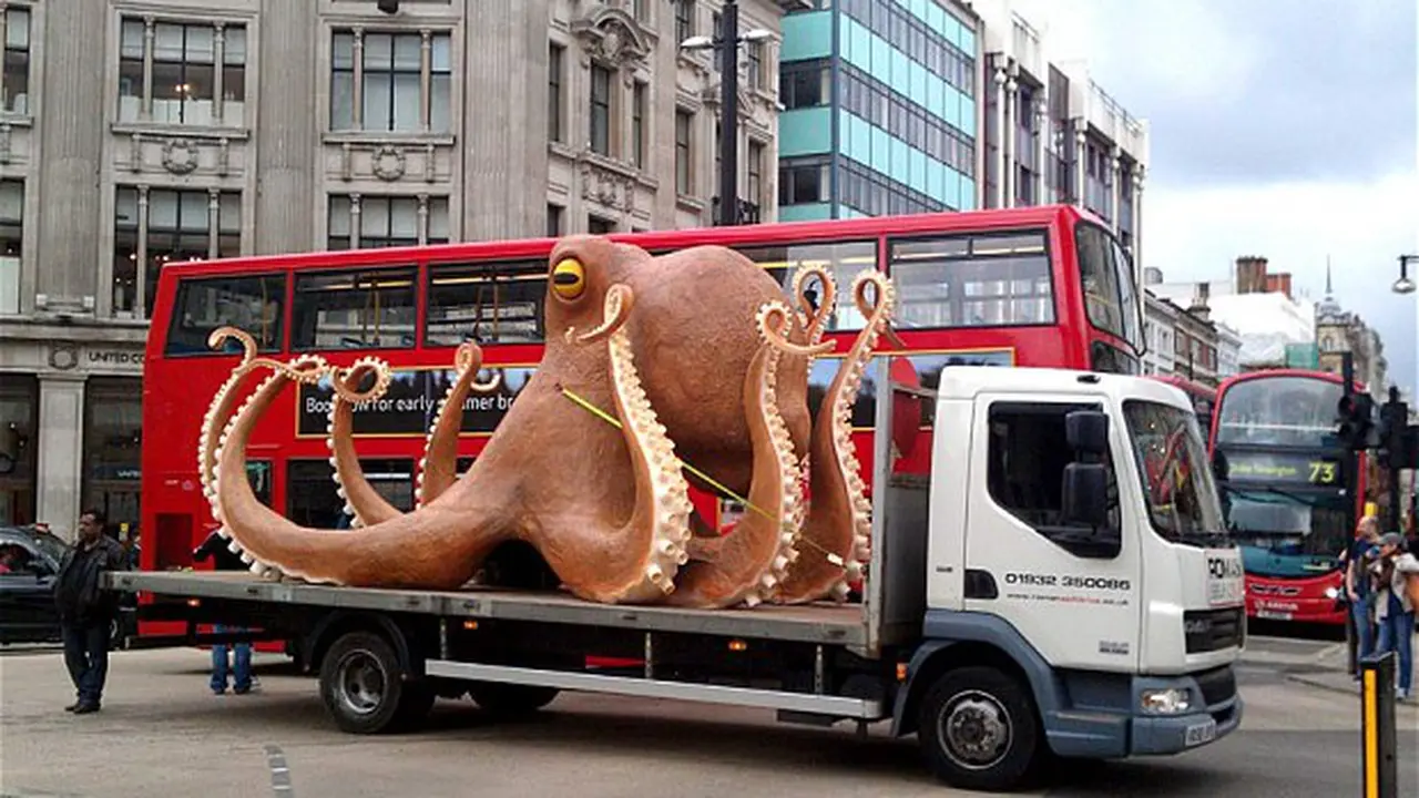 Gurita Raksasa Bikin Lalu Lintas London Kacau