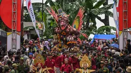Sebanyak 2.025 buah durian dalam bentuk gunungan dibagikan dengan cara diperebutkan pada acara tahunan yang digelar sebagai ungkapan rasa syukur dari para petani. (JUNI KRISWANTO/AFP)