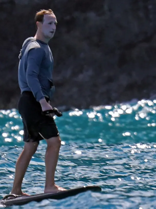 Mark Zuckerberg Selancar Pakai Sunscreen Tebal, Netizen: Mirip Joker