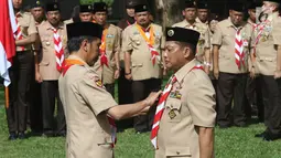 Presiden Jokowi melantik Komjen Pol (Purn) Budi Waseso sebagai Ketua Kwarnas Gerakan Pramuka periode 2018-2023 di halaman Istana, Kamis (27/12). Bersama Budi Waseso, dilantik juga pengurus kwartir Pramuka sebanyak 86 orang. (Liputan6.com/Angga Yuniar)