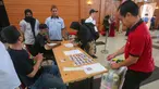 Petugas sedang merapikan koper petugas PPIH di asrama haji Pondok Gede, Jakarta, Selasa (31/5/2022). Petugas  PPIH (Petugas Panitia Penyelenggara Ibadah Haji) sebanyak di  828 orang di berangkatkan pada Rabu (1/6/2022) yang di bagi daerah kerja ke Jeddah, Madinah dan Mekkah. (Liputan6.com/Herman Zakharia)
