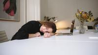 Ilustrasi tidur di kantor/Inemuri (Photo by Polina Zimmerman: https://www.pexels.com/photo/photo-of-woman-sleeping-on-table-3747422/)