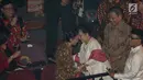 Presiden kelima RI, Megawati Soekarnoputri bersalaman dengan istri Wapres RI ke-11 Boediono, Herawati saat perayaan hari ulang tahunnya yang ke-71 di Teater Taman Ismail Marzuki, Jakarta Pusat, Selasa (23/1). (Liputan6.com/Faizal Fanani)