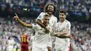 Para pemain Real Madrid merayakan gol yang dicetak oleh Mariano Diaz ke gawang AS Roma pada laga Liga Champions di Stadion Santiago Bernabeu, Madrid, Rabu (19/9/2018). Real Madrid menang 3-0 atas AS Roma. (AP/Manu Fernandez)