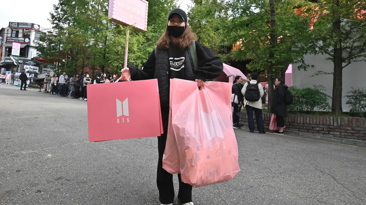 Antusiasme Penggemar Berburu Suvenir Kece di House of BTS